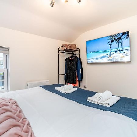 Town Center Apartment With 55” Smart Tv+Netflix Andover Eksteriør bilde