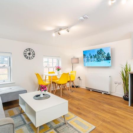 Town Center Apartment With 55” Smart Tv+Netflix Andover Eksteriør bilde