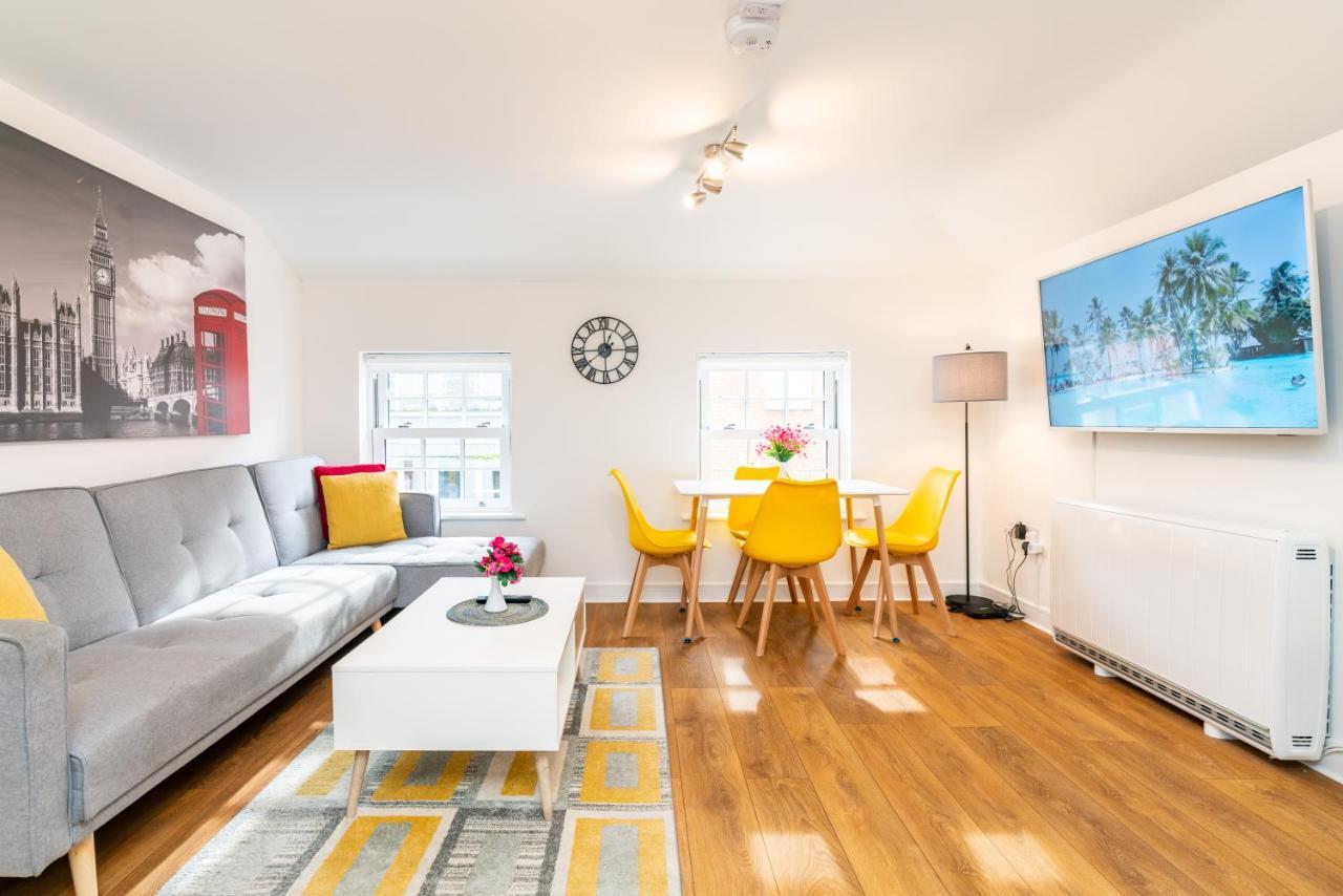 Town Center Apartment With 55” Smart Tv+Netflix Andover Eksteriør bilde