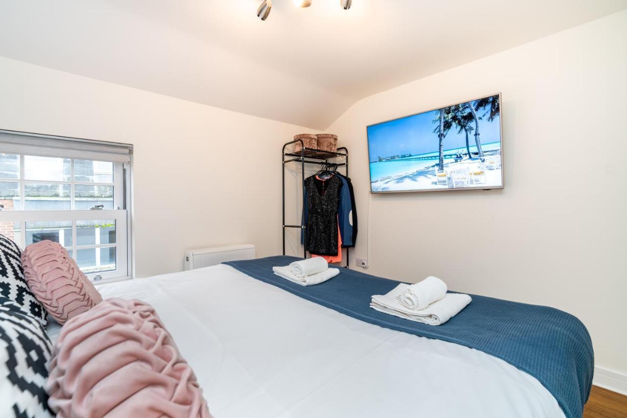 Town Center Apartment With 55” Smart Tv+Netflix Andover Eksteriør bilde