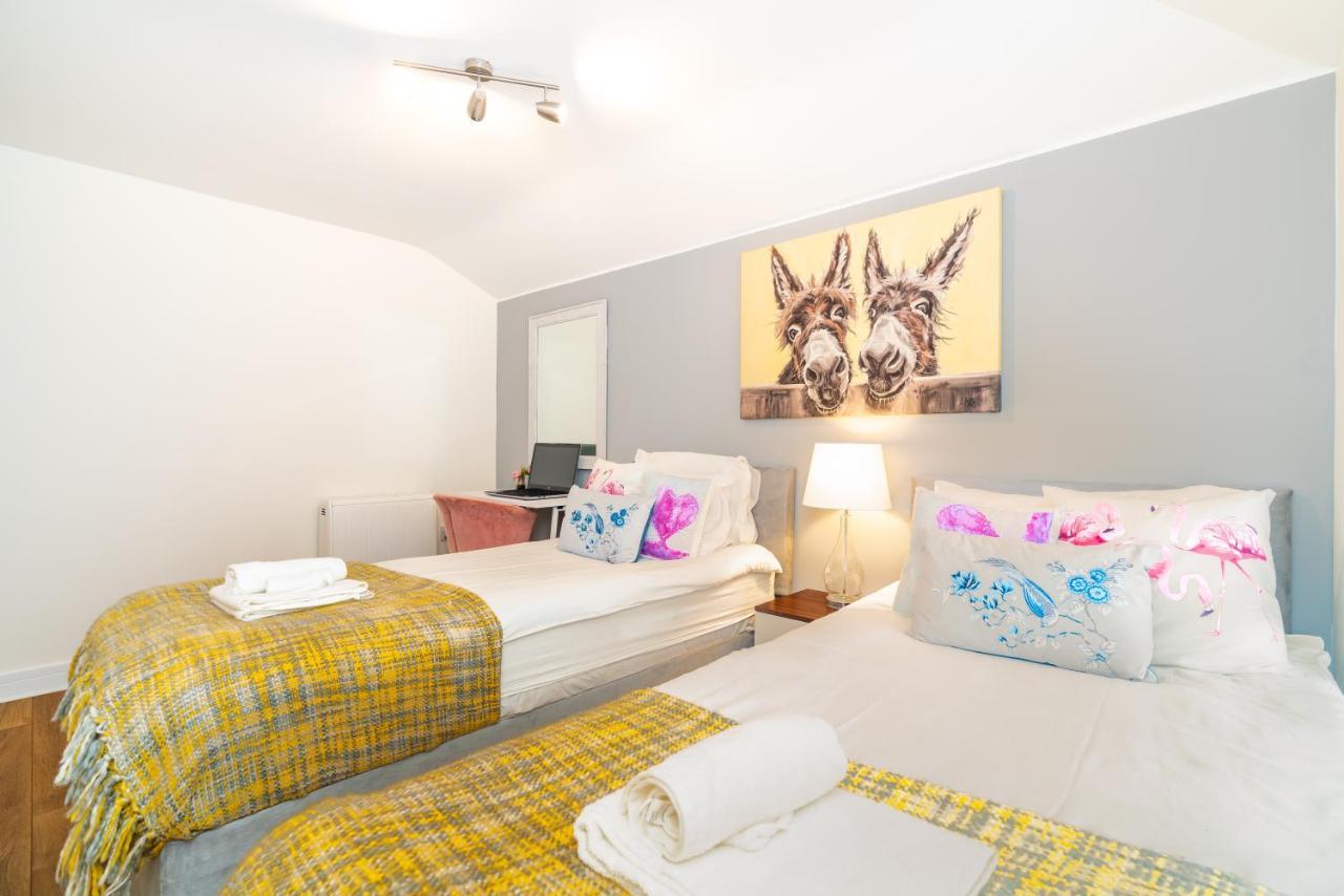Town Center Apartment With 55” Smart Tv+Netflix Andover Eksteriør bilde